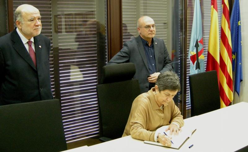 Teresa Cunillera firma en el libro de honor de La Canonja