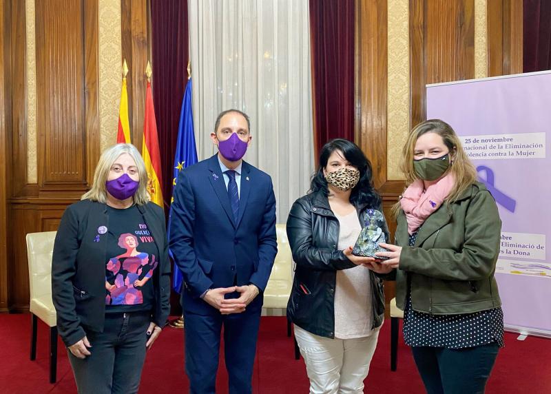 José Crespín entrega el reconeixement Menina 2020 a l’Associació REFEM de Lleida