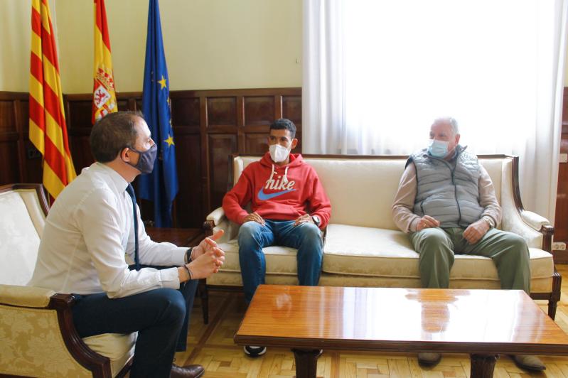 El subdelegado del Gobierno en Lleida, José Crespín, ha recibido al atleta leridano Ayad Lamdassem