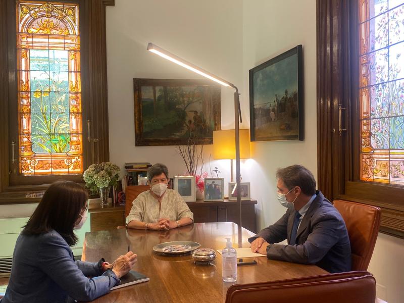 El director general de Gobernanza Pública se reúne con Teresa Cunillera y visita la Oficina del 060 
