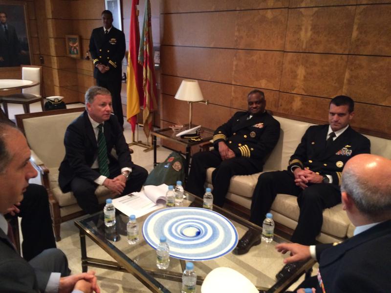 El delegado se reúne con los mandos del Buque Anfibio “Kearsarge” de la Marina de Guerra de Estados Unidos