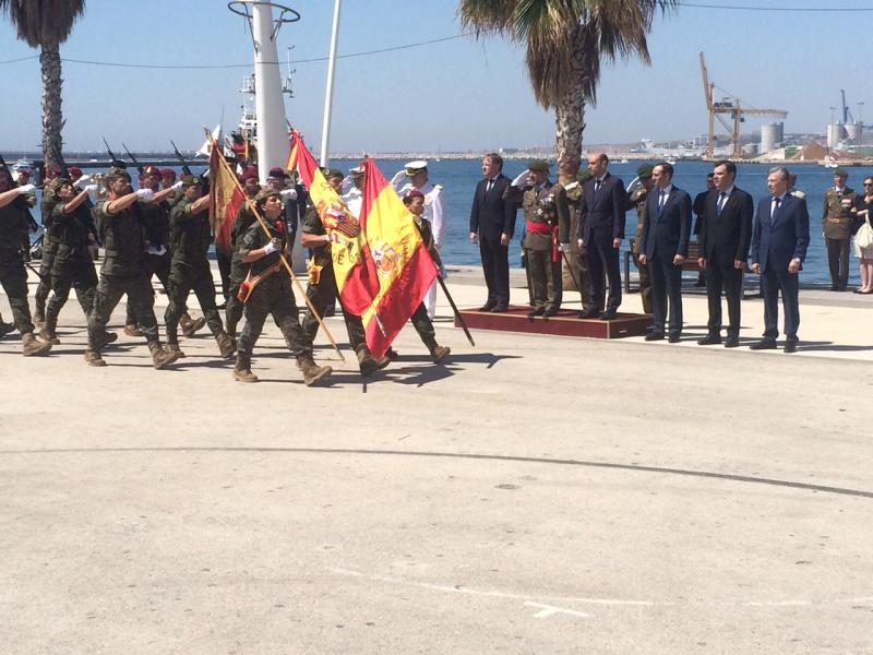 El delegado y 450 alicantinos juran Bandera para mostrar su compromiso con la unidad de España