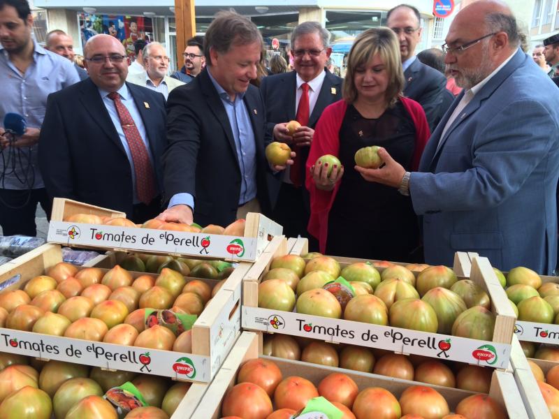 El delegado de Gobierno subraya “la calidad y excelencia del Tomate de Perelló, reclamo turístico de la zona “