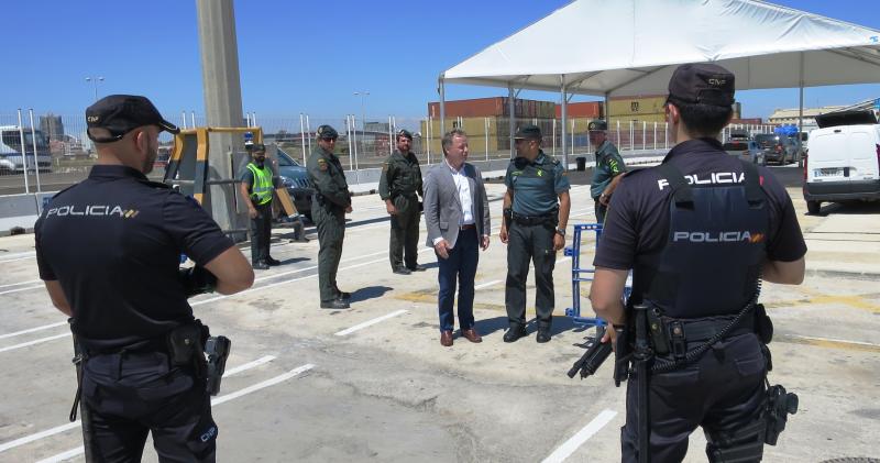 Un dispositivo de medio centenar de agentes de Policía y Guardia Civil controlan la salida y llegada de más de 25.000 pasajeros de las nuevas líneas marítimas Valencia-Argelia