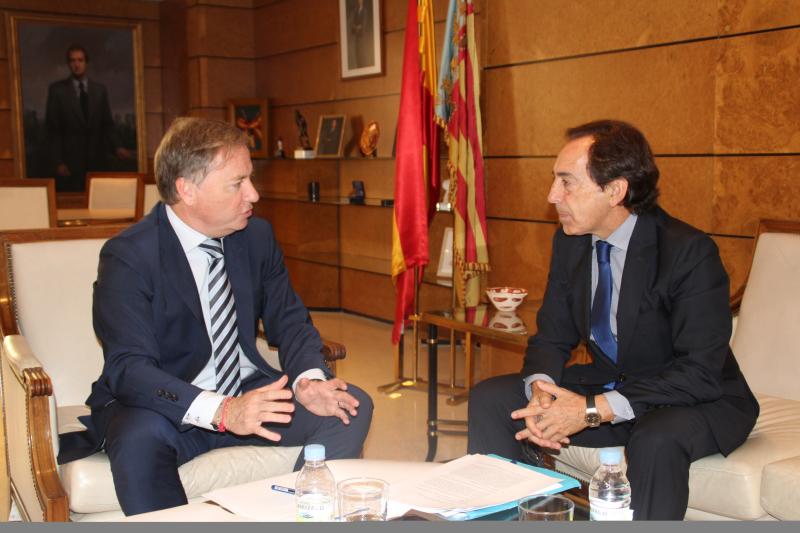Reunión entre el delegado de Gobierno, Juan Carlos Moragues y el inversor del Proyecto Puerto Mediterráneo, Salvador Arenere
