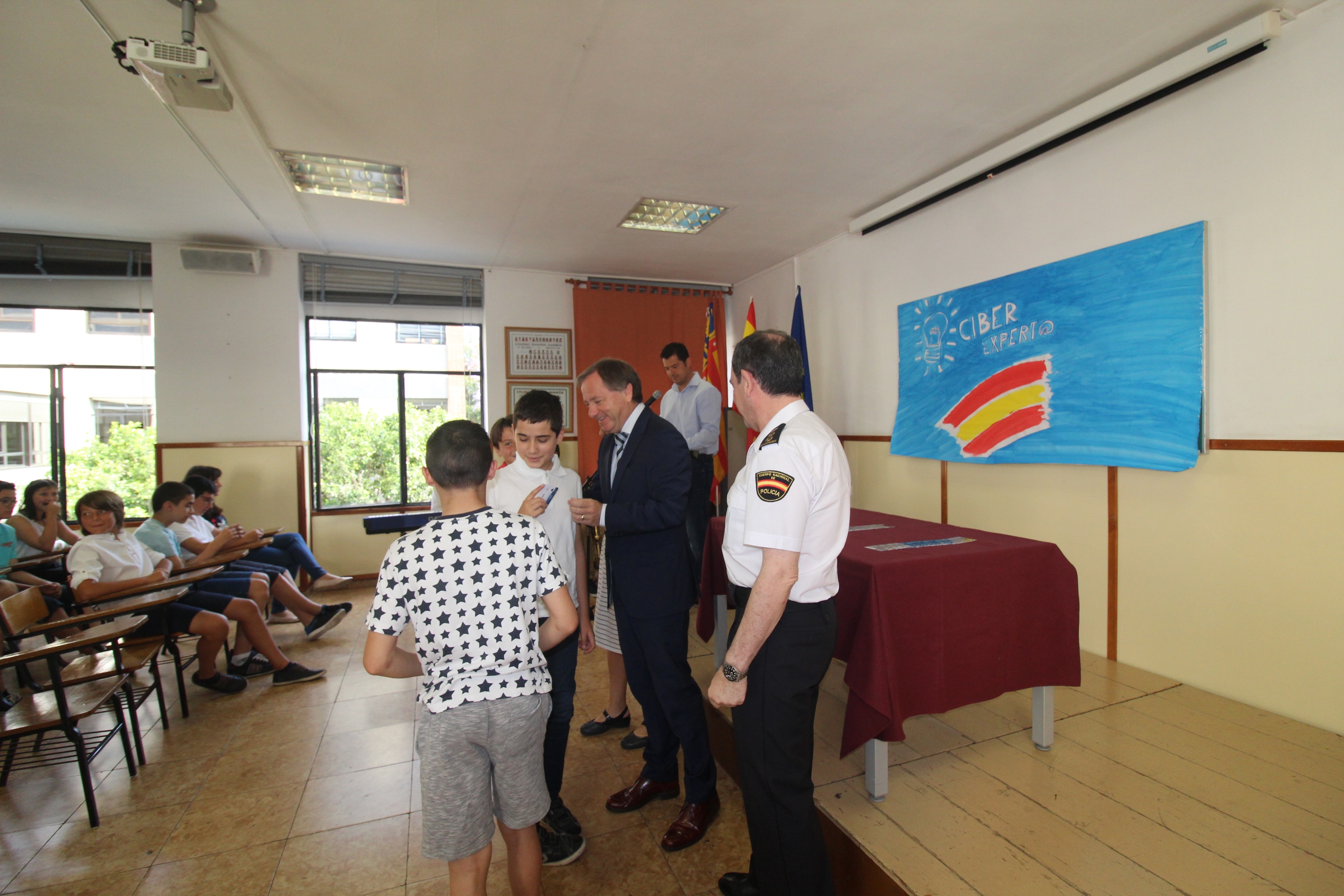 Moragues entrega el carné de Ciberexperto a los escolares que han completado el novedoso programa de la Policía Nacional en los colegios