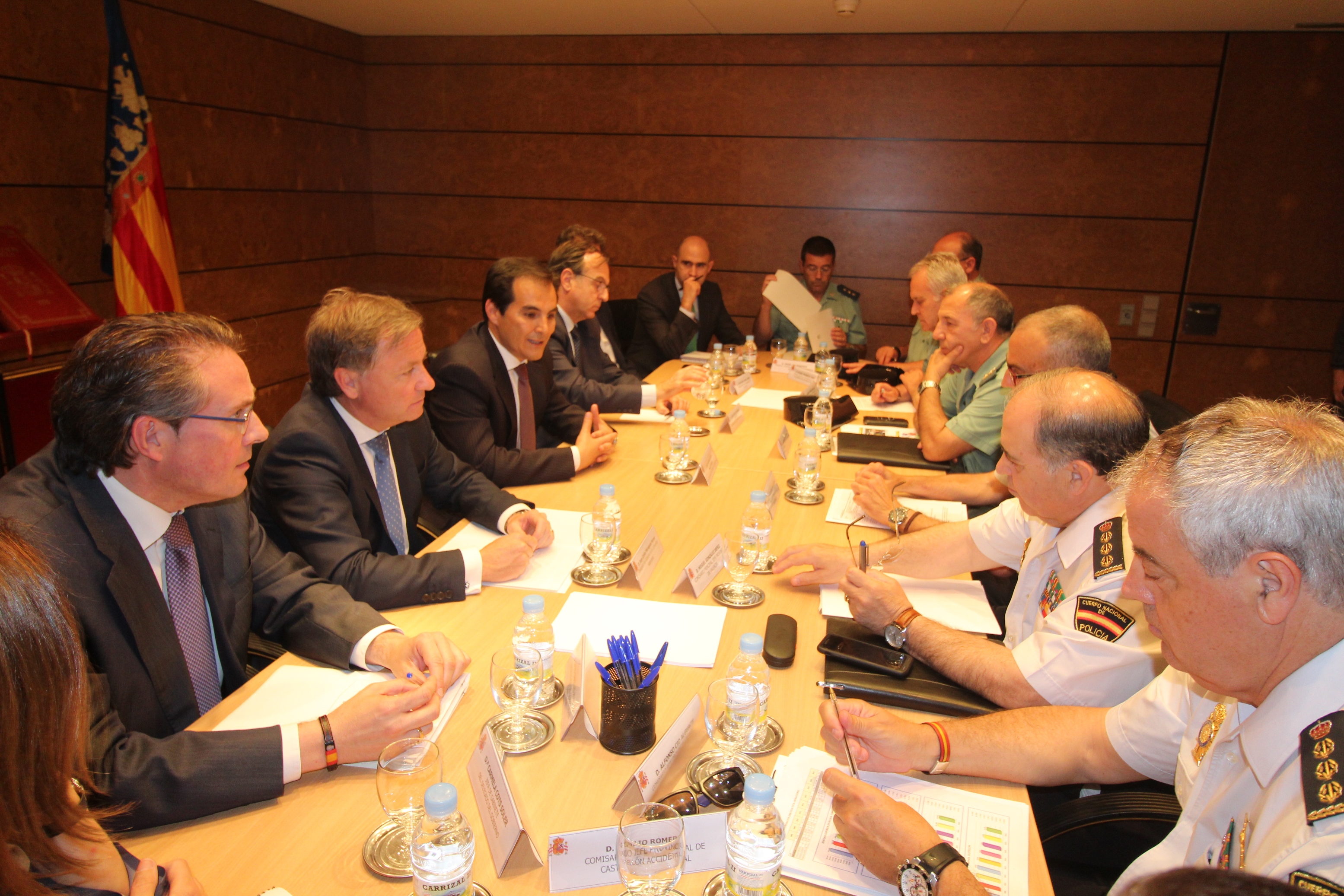 El secretario de Estado de Seguridad y el delegado de Gobierno mantienen una reunión de trabajo con los mandos policiales