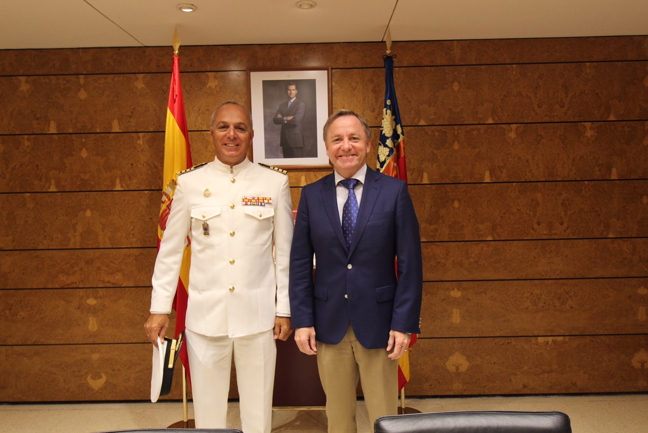 El delegado de Gobierno se reúne con el nuevo Comandante Naval <br/>