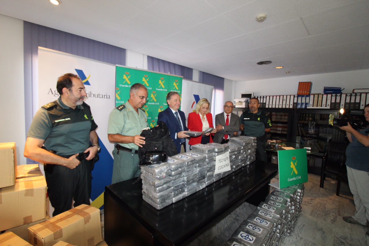 

Guardia Civil y Aduanas interceptan  más de 700 kilos de cocaina en el puerto de Valencia
