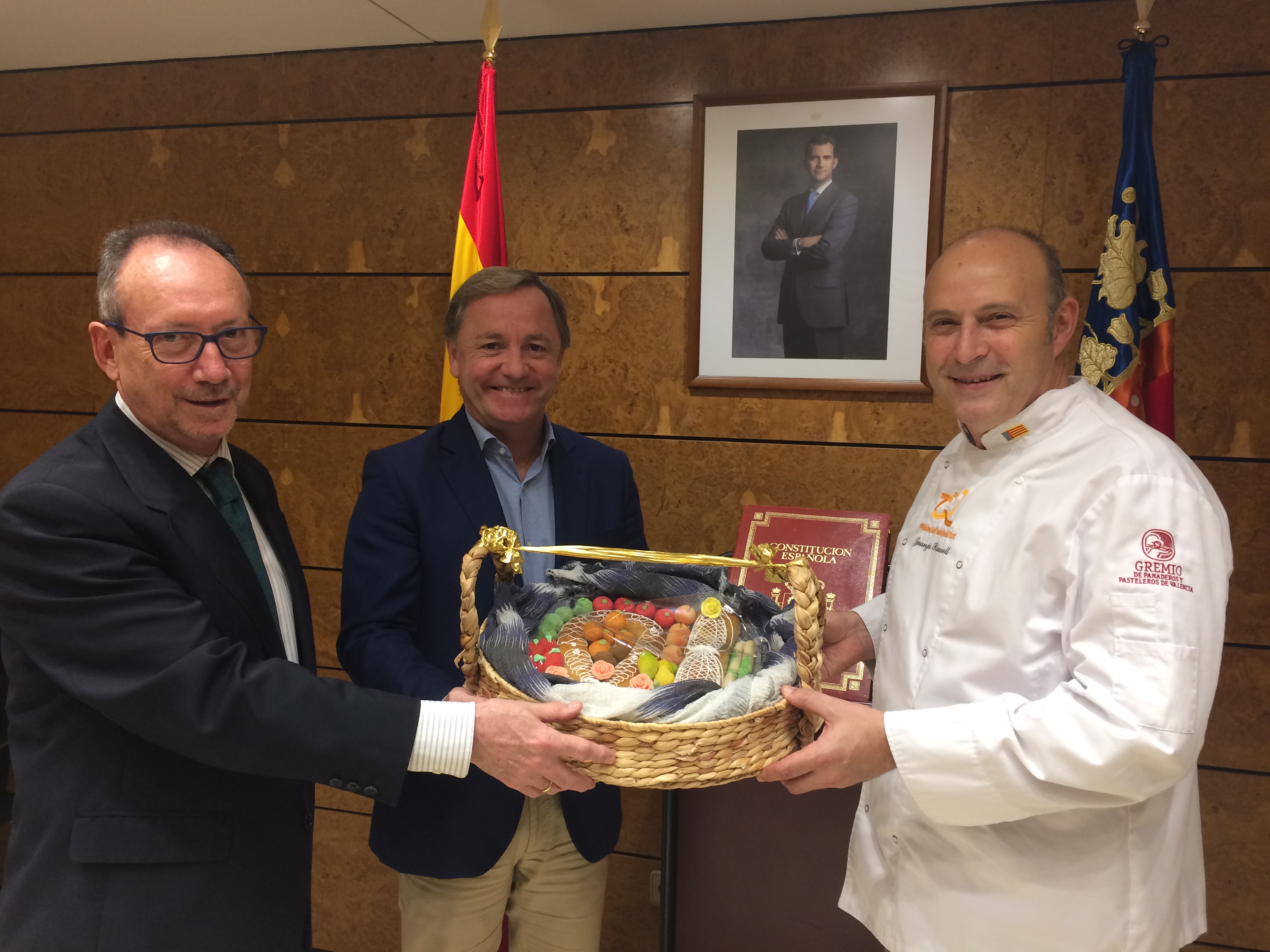 El delegado de Gobierno recibe la Mocaorà del Gremio de Panaderos y Pasteleros de Valencia