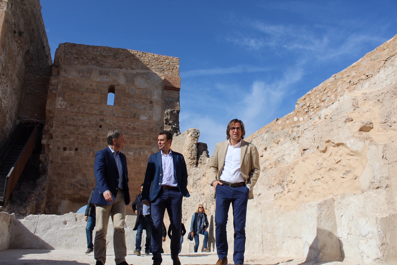 Moragues: “La inversión del Gobierno de España permite la recuperación del patrimonio valenciano como es el Castillo de Ayora”