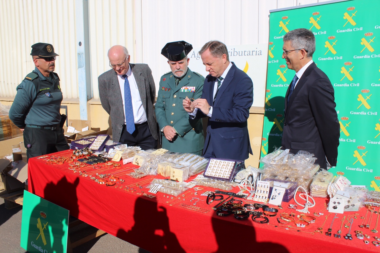 La Guardia Civil y la Agencia Tributaria interceptan en el Puerto de Alicante un envío de casi 20.000 joyas falsificadas