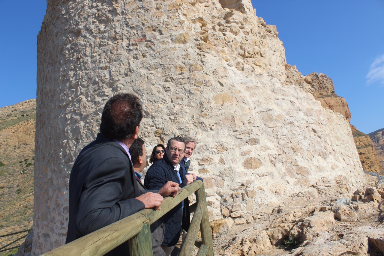 Moragues anuncia el hallazgo de restos arqueológicos de los vigilantes que usaban la Torre de les Caletes de Benidorm para defender la costa de incursiones corsarias