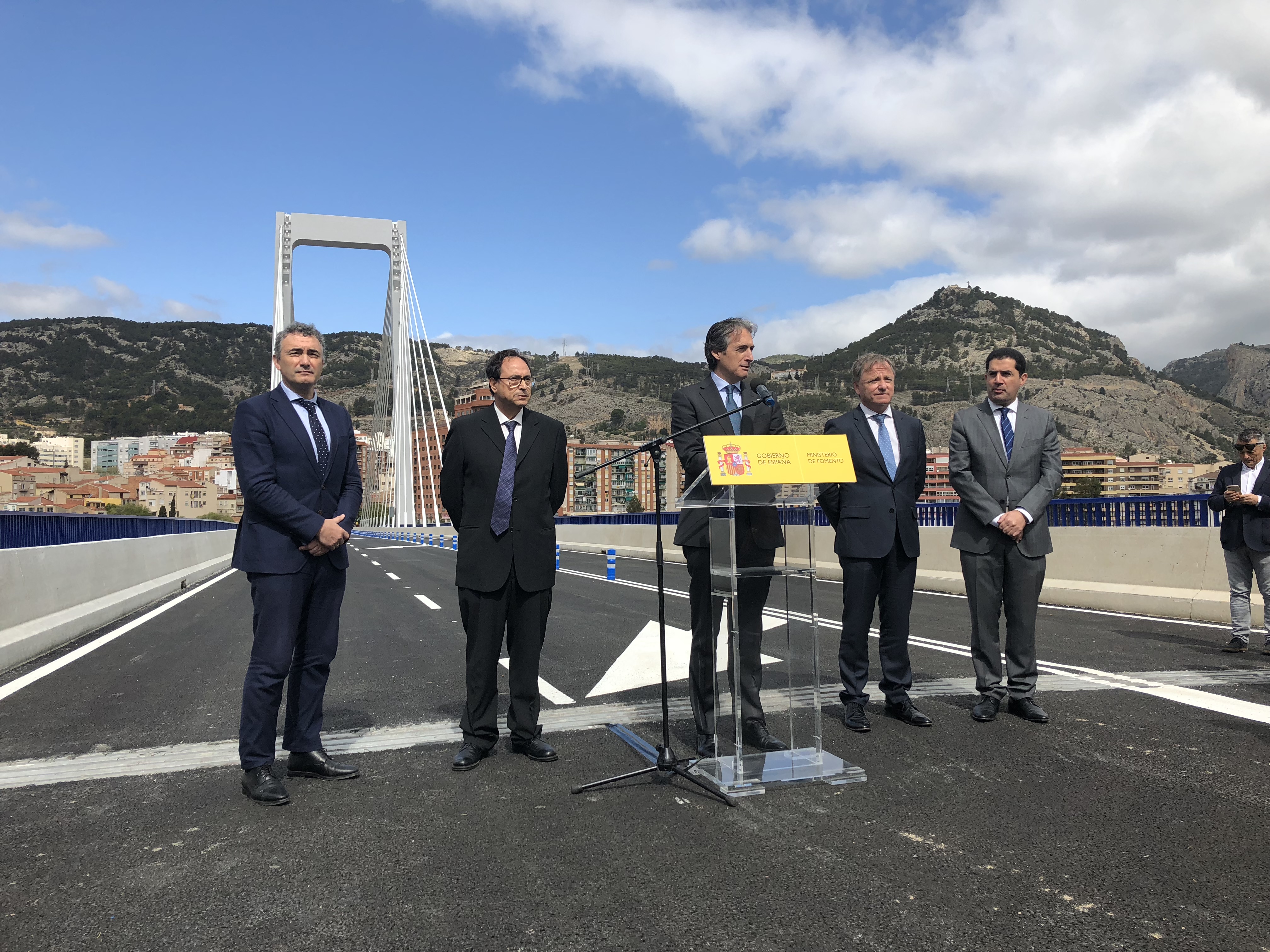 De la Serna asiste a la apertura del puente de Fernando Reig en Alcoy una vez finalizadas las obras de rehabilitación estructural y funcional de la infraestructura