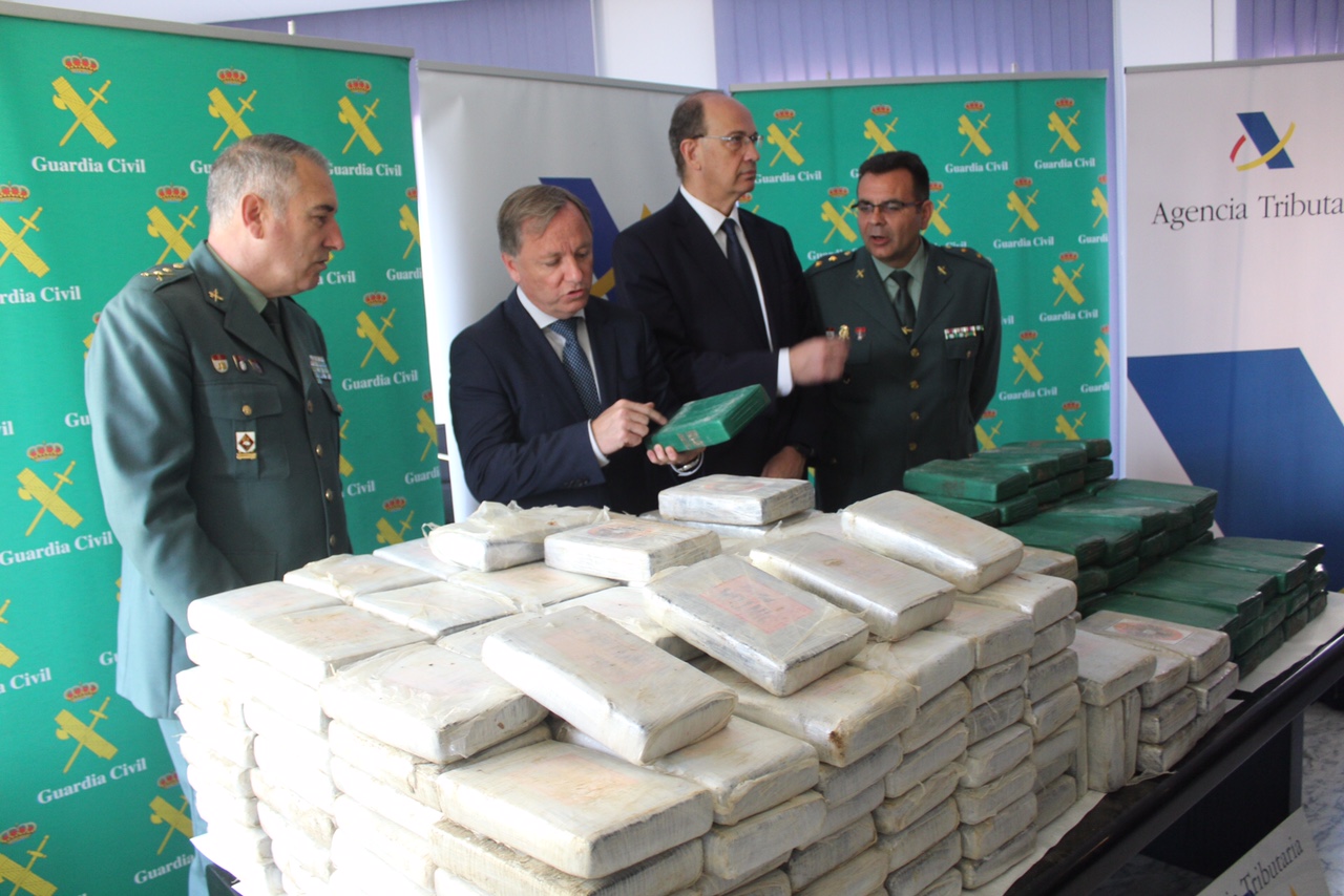 La  Agencia Tributaria y la Guardia Civil dan un nuevo golpe al narcotráfico: interceptados más de 300 kilos de cocaína en dos contenedores en el puerto de Valencia 