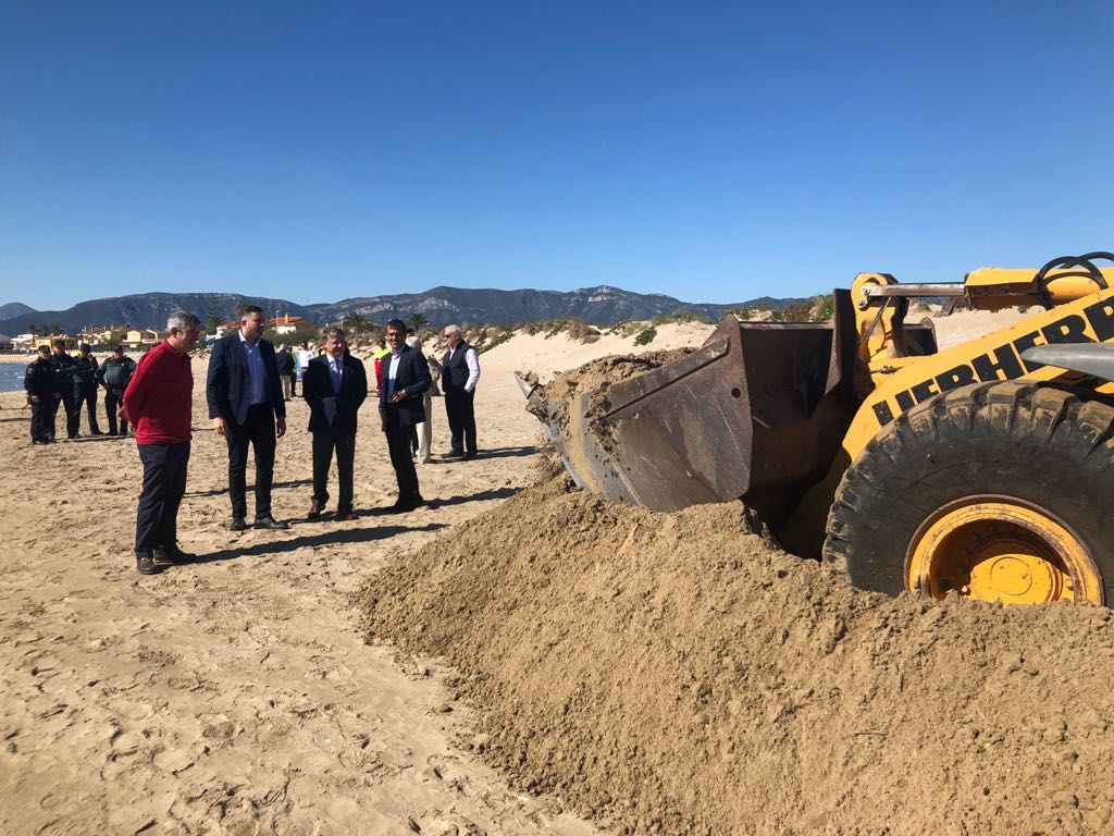 El Gobierno inicia las actuaciones de emergencia en las playas de Cullera y Tavernes con aporte de 144.000 toneladas, el equivalente a 7.200 camiones de arena 