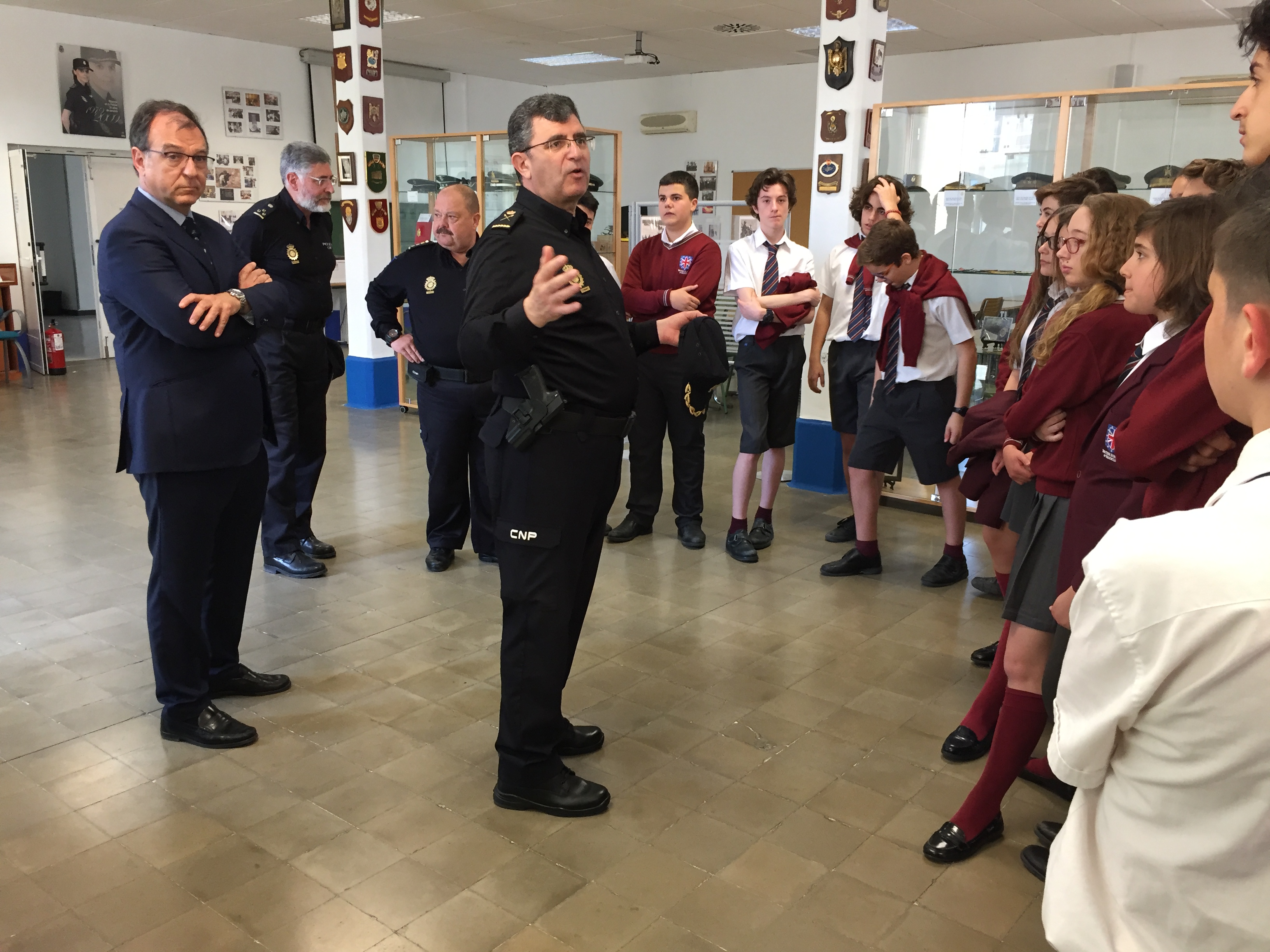 La Policía Nacional enseña el Museo de la Policía a los estudiantes valencianos dentro de las actividades de la Semana de la Administración Abierta