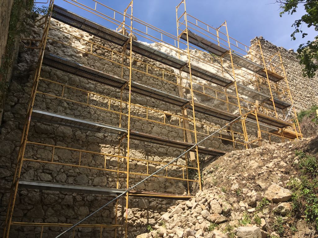 Moragues anuncia el inicio de los trabajos de emergencia para apuntalar una de las murallas del entorno del Parador de Morella