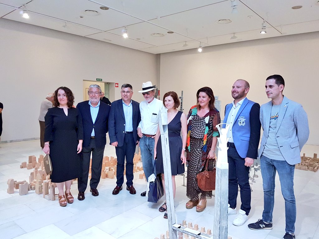 
El delegado del Gobierno asiste a la inauguración de la exposición de Miquel Navarro
