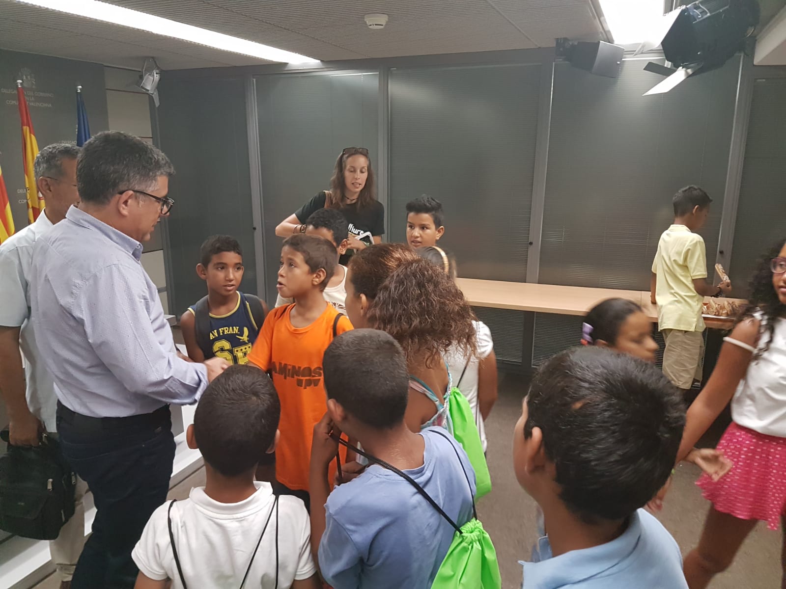 
El delegado del Gobierno recibe a los niños saharauis del Programa Vacances en Pau
