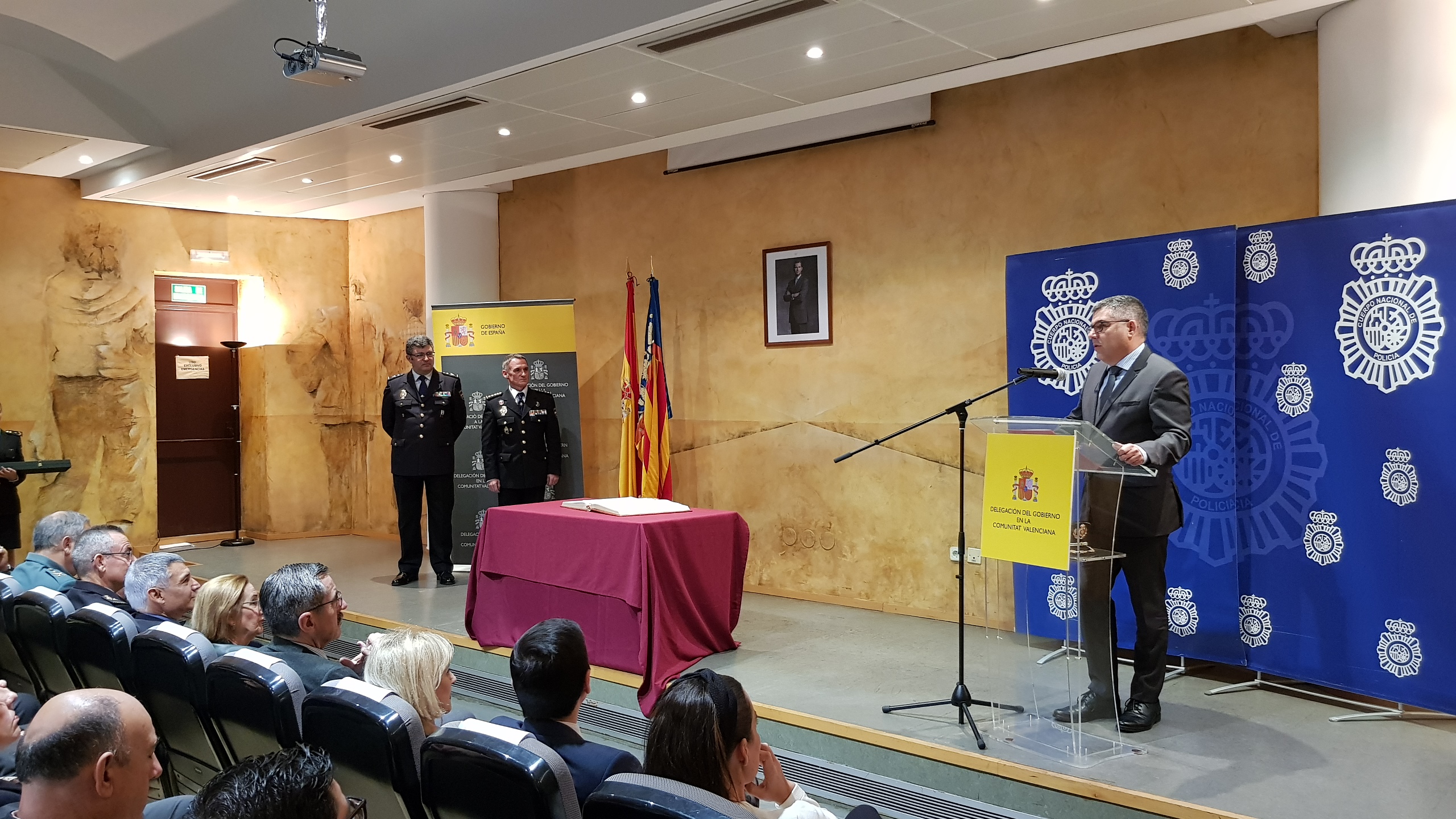 El delegado del Gobierno asiste a la presentación del nuevo Comisario  Provincial de Valencia
