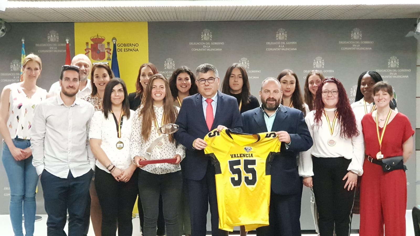 El delegado del Gobierno recibe al equipo Valencia Firebats, ganador de la  IX Liga Nacional de Fútbol Americano Femenina 9x9