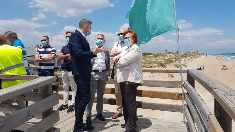 La delegada del Gobierno visita los trabajos de regeneración de las playas de Gandia y Cullera afectadas por el temporal Gloria