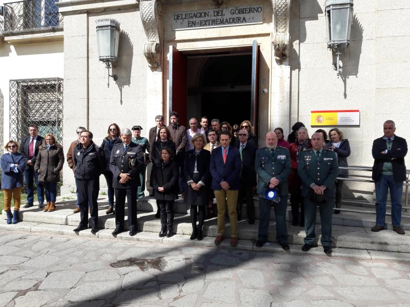 Minuto de silencio guardado ante la Delegación del Gobierno en Extremadura