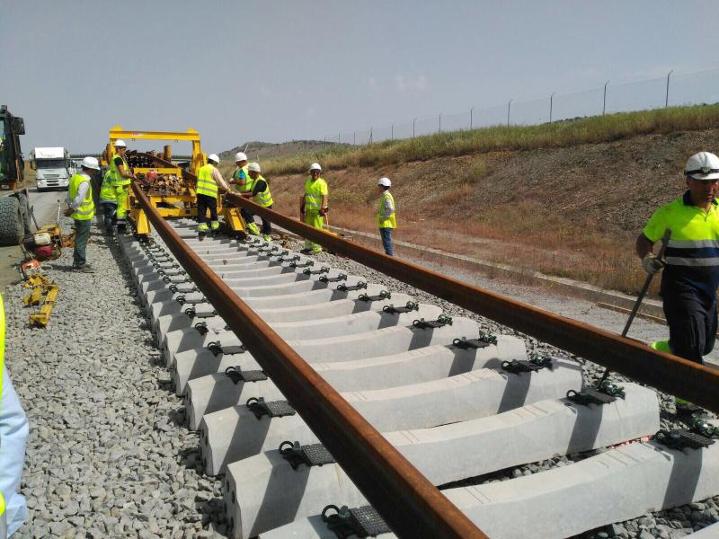 Las obras de la instalación del carril y traviesa en el tramo Cáceres-Mérida del tren de Alta Velocidad ha comenzado