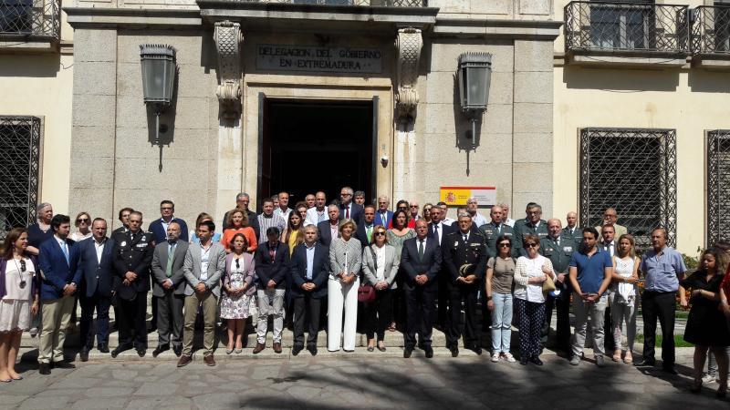 Momento de la concentración delante de la Delegación del Gobierno en Extremadura