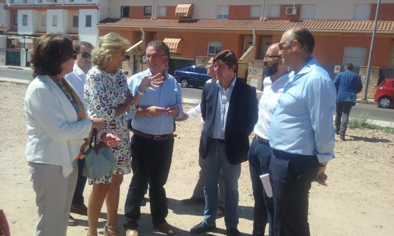 La delegada del Gobierno, Cristina Herrera, surante su visita a los terrenos