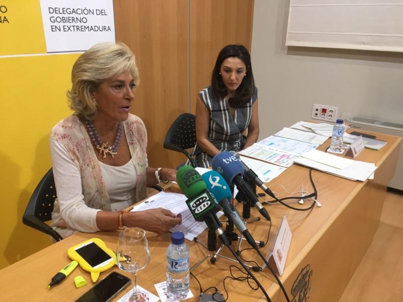 Un instante de la rueda de prensa ofrecida por la delegada del Gobierno en Extremadura, Cristina Herrera