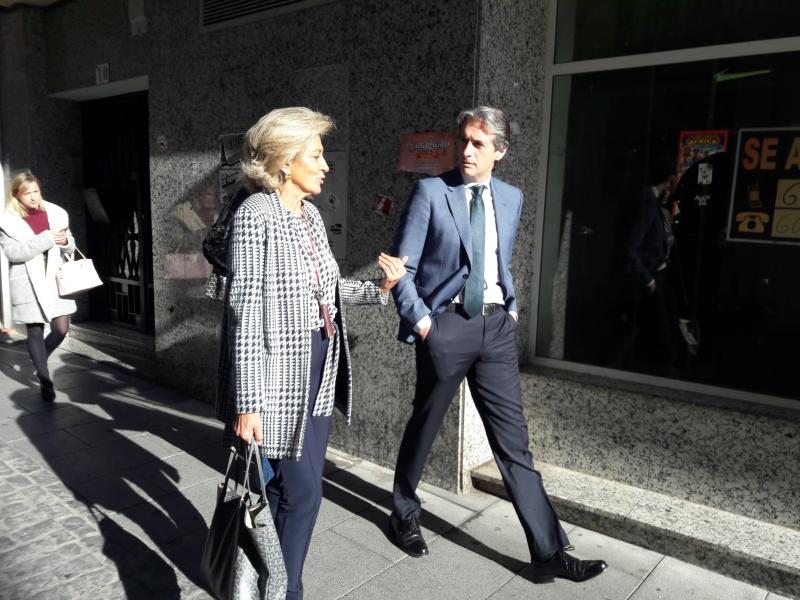El ministro de Fomento y la delegada del Gobierno en Extremadura durante su visita a Mérida