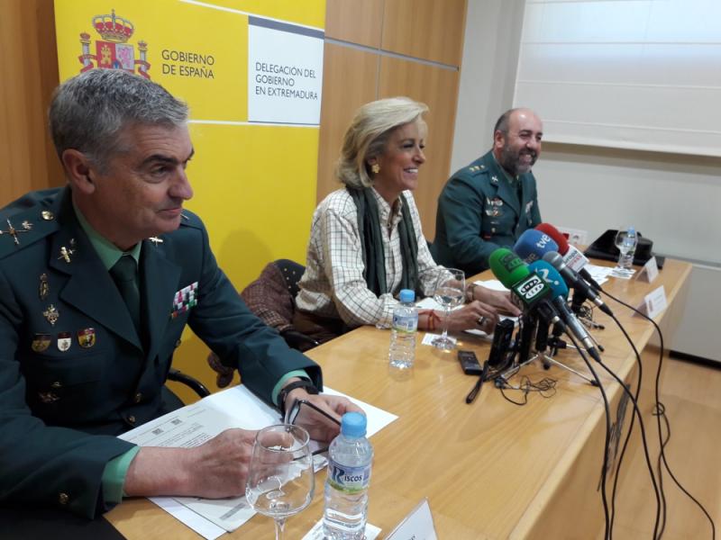 La delegada del Gobierno en Extremadura junto a los responsables de la Guardia Civil dando a conocer los detalles de la operación "PACOTE"