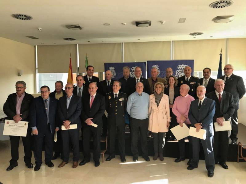 La delegada del Gobierno en Extremadura junto a los policías que se han jubilado en 2017