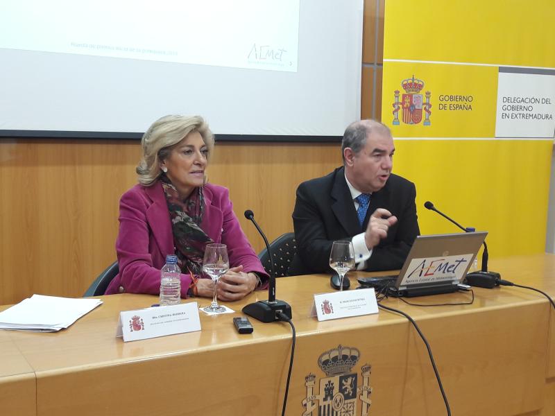 La delegada del gobierno y el director territorial de la AEMET en Extremadura