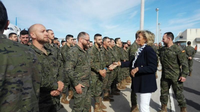 La delegada del Gobierno durante la recepción de las tropas que han participado en la misión internacional en el Líbano