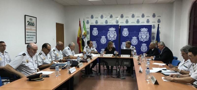 Un instante de la reunión de la delegada con los mandos policiales de Extremadura