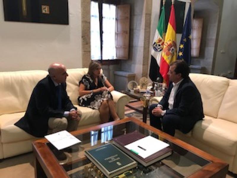 La delegada del Gobierno en Extremadura junto con el presidente de la Junta y el presidente CHG