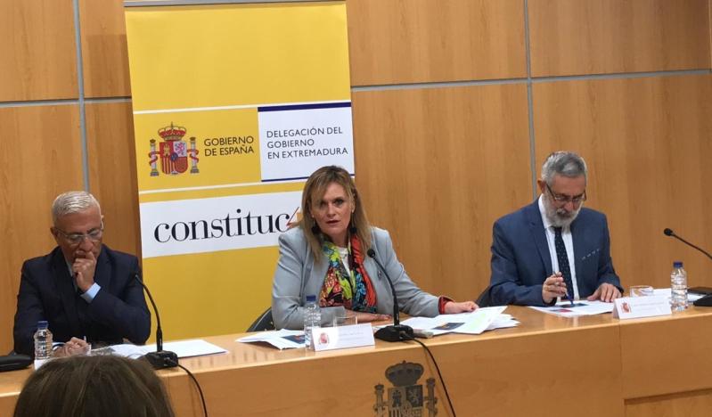 La delegada del Gobierno en Extremadura y los subdelegados de Cáceres y Badajoz durante la presentación de los Presupuestos Generales del Estado para 2019 y sus repercusiones en Extremadura