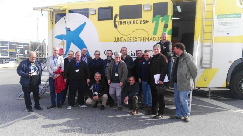 Colaboradores de la Red Radio de Emergencia (REMER) de Protección Civil visitan el 112 de Extremadura