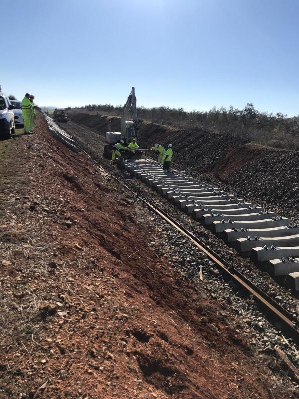 Iniciadas las obras para la renovación de la vía en el trayecto Usagre-Llerena