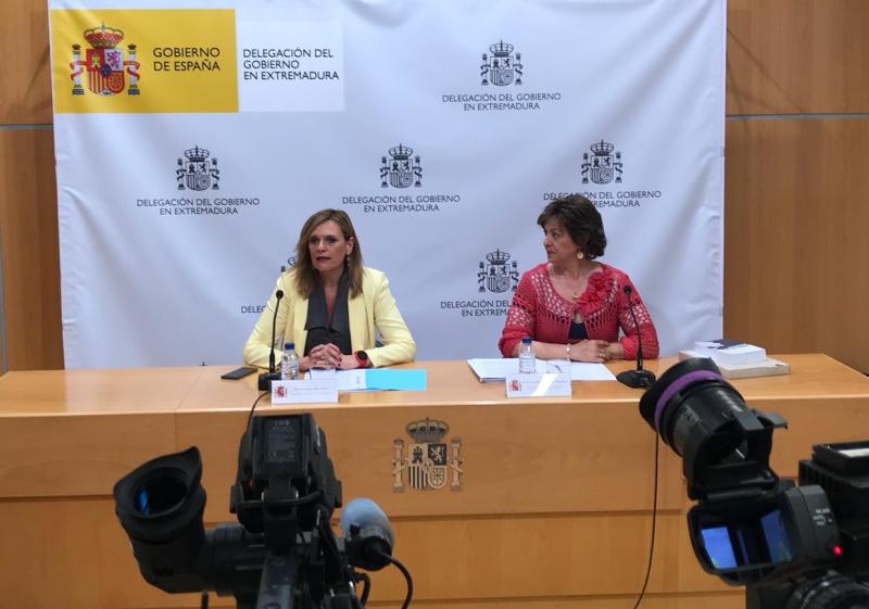 La delegada del Gobierno en Extremadura, Yolanda García Seco, y la Secretaria General de la Consejería de Hacienda y Administración Pública, María Ascensión Murillo presentaron el dispositivo electoral
