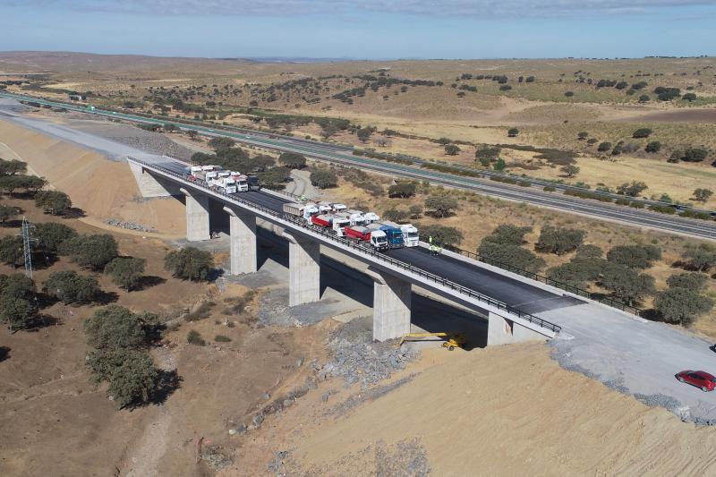 Camiones en el viaducto del tramo Estación de Plasencia Plataforma