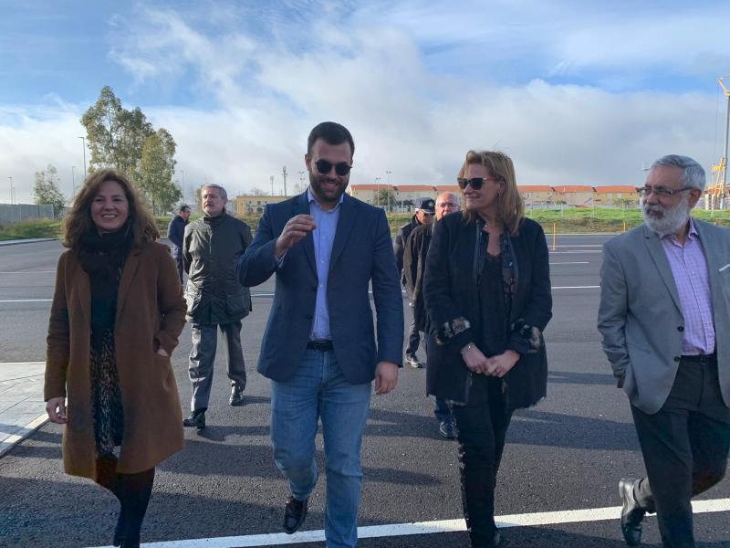 El alcade y la delegada del Gobierno durante su visita al nuevo centro de exámenes de tráfico de Cáceres