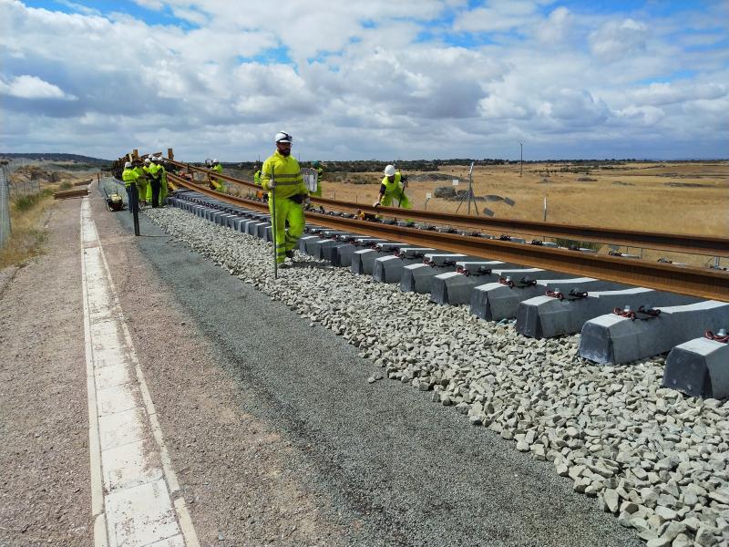 El objeto de contrato es la fabricación, suministro y transporte de una serie de elementos que componen los desvíos ferroviarios para el acceso a las estaciones de Badajoz, Mérida, Cáceres y Plasencia
