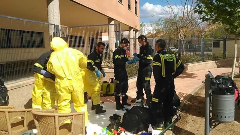 A las tareas de desinfección desempeñada por efectivos de la Brigada Extremadura XI se suman a partir del lunes, 30 bomberos del SEPEI de Cáceres y Badajoz, que han sido formados por efectivos de la UME.
