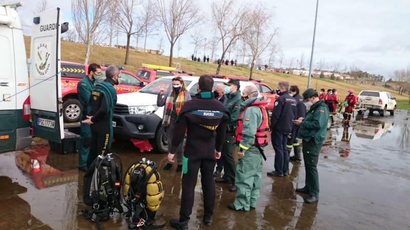 Tres personas resultan fallecidas al volcar la barca en la que trabajaban retirando camalote de río Guadiana a su paso por Badajoz 