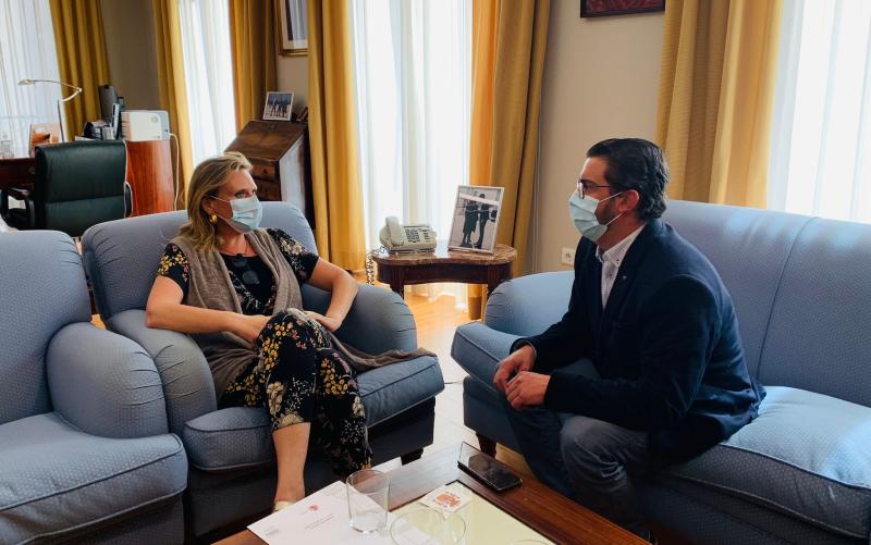 Un momento de la reunión entre García Seco y el alcalde de Valencia de Alcántara