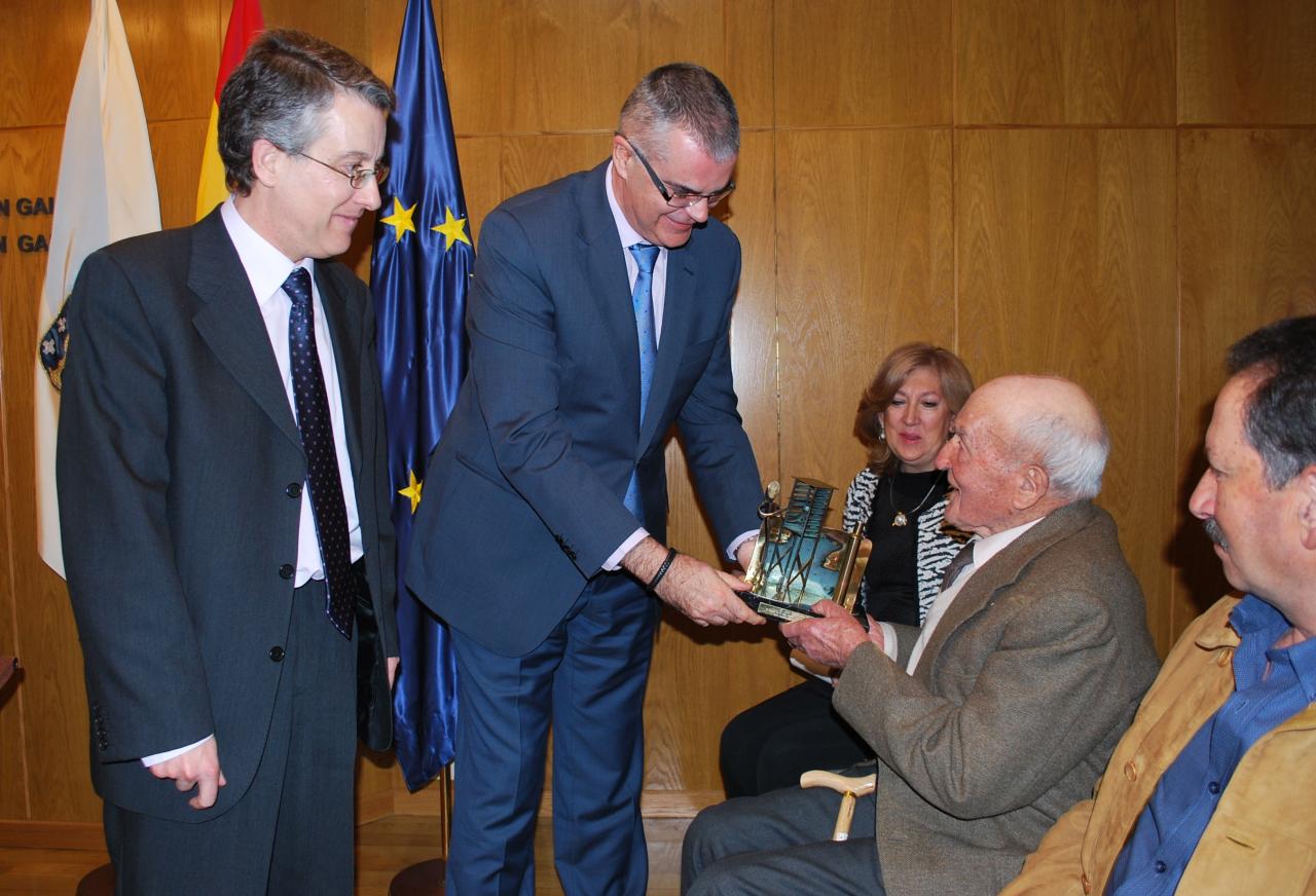 El delegado del Gobierno entrega un regalo al voluntario centenario de la AEMET en Galicia en presencia del director territorial de AEMET